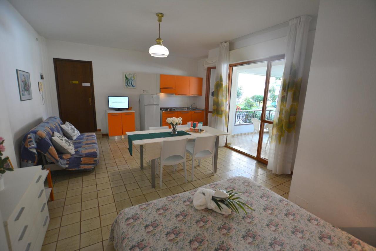 Lignano With Pool Apartamento Lignano Sabbiadoro Exterior foto