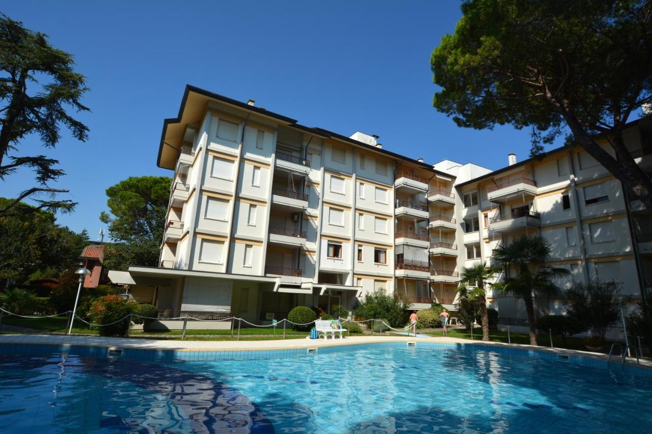 Lignano With Pool Apartamento Lignano Sabbiadoro Exterior foto