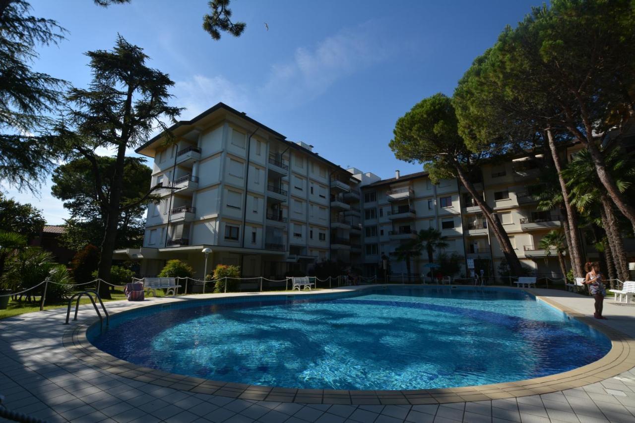 Lignano With Pool Apartamento Lignano Sabbiadoro Exterior foto