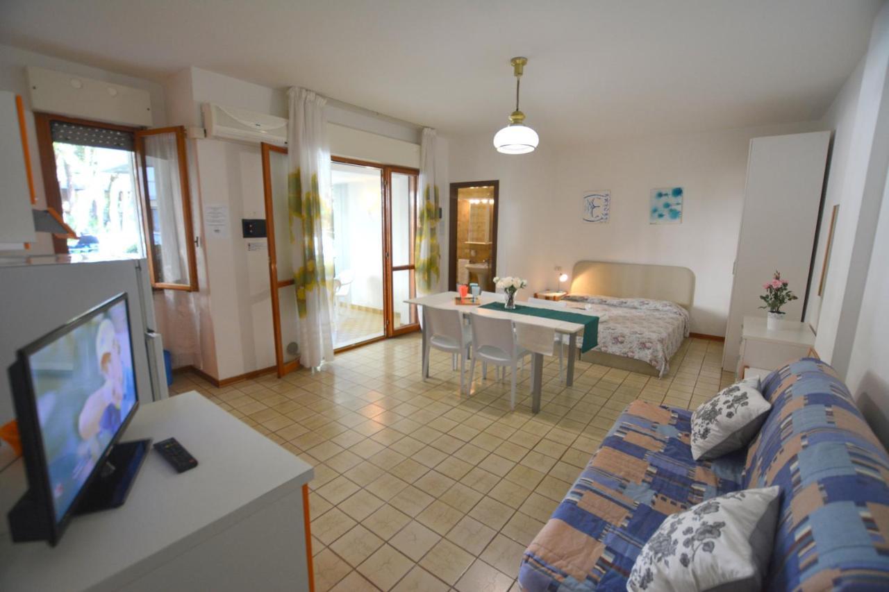 Lignano With Pool Apartamento Lignano Sabbiadoro Exterior foto