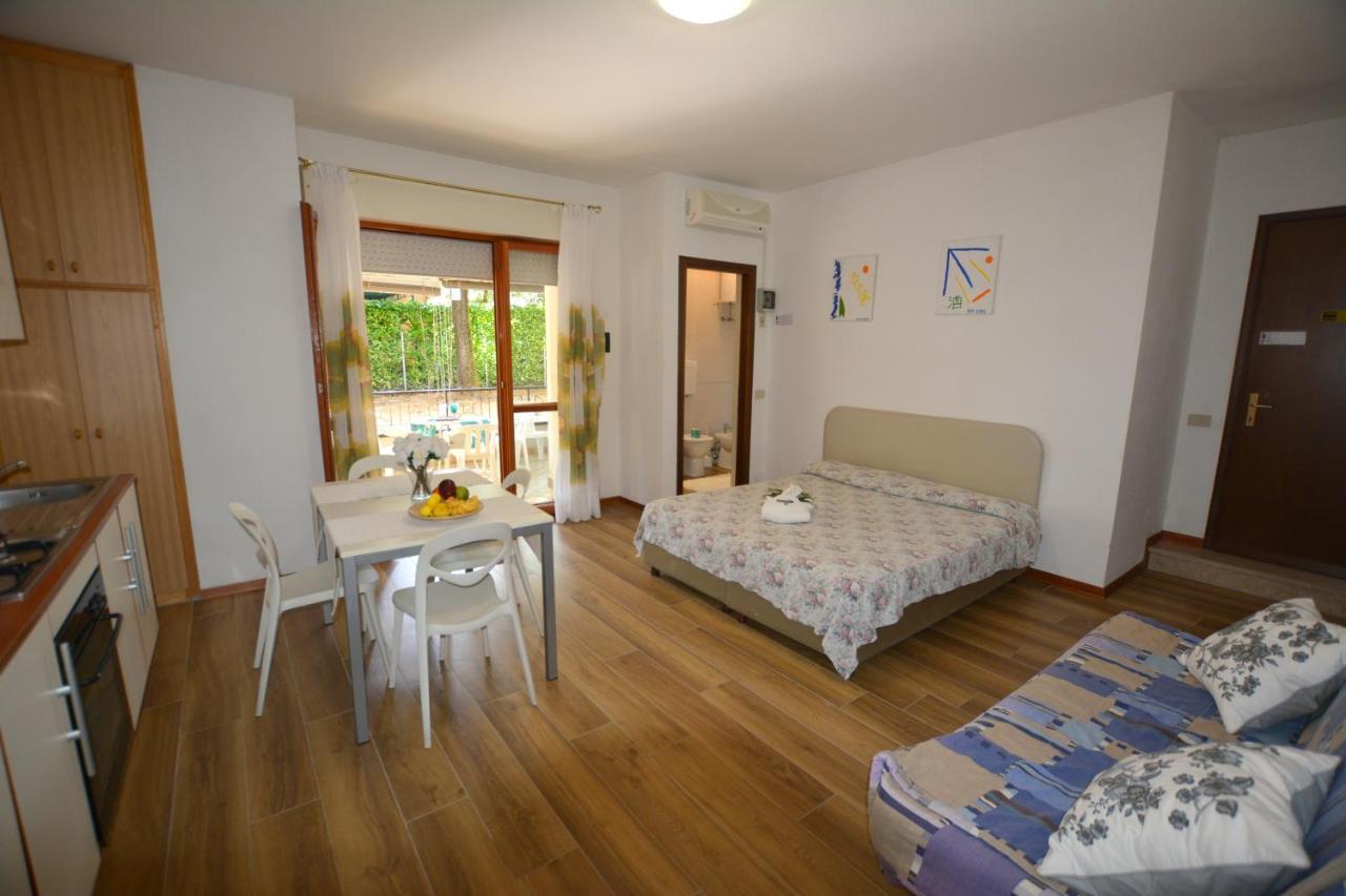 Lignano With Pool Apartamento Lignano Sabbiadoro Exterior foto